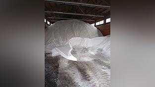 Es ist auf jeden Fall noch Streugut da: So sieht es momentan zum Beispiel im Salzlager der Viechtacher Stra&szlig;enmeisterei aus, aus dem sich das Staatliche Bauamt bedient.