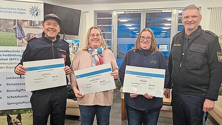 Benjamin Schlegl, Elke Tweedale, Claudia Meier und Armin F&uuml;tterer (von links) bei der Spenden&uuml;bergabe