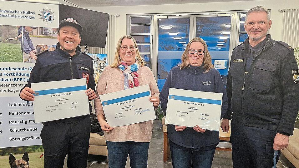 Benjamin Schlegl, Elke Tweedale, Claudia Meier und Armin F&uuml;tterer (von links) bei der Spenden&uuml;bergabe