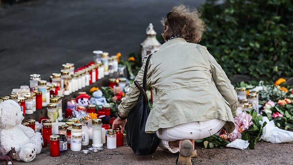 Trauer am Unfallort nach dem schweren Unfall mit zwei toten Kindern Trauer am Unfallort nach dem schweren Unfall mit zwei toten Kindern
