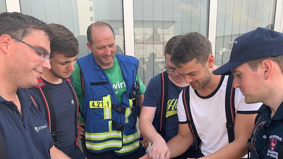 In Straubing in der Carl-Zeiss-Stra&szlig;e wurde eine Fliegerbombe gefunden. Derzeit bereiten sich die Einsatzkr&auml;fte auf eine Entsch&auml;rfung beziehungsweise Sprengung der Bombe vor. Der Sprengmeister wurde &uuml;ber die Lage bereits informiert.