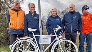 Stefan Pusch (von links), Klaus Wörle, Regine Wörle, Jürgen Bachl und Bernhard Gradl vom ADFC Regensburg hinter dem im Stadtosten aufgestellten Ghostbike. Stefan Pusch (von links), Klaus Wörle, Regine Wörle, Jürgen Bachl und Bernhard Gradl vom ADFC Regensburg hinter dem im Stadtosten aufgestellten Ghostbike.