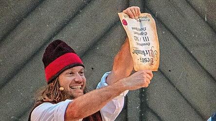 Die Urkunde steht Kopf. Klar, er kann nicht lesen.