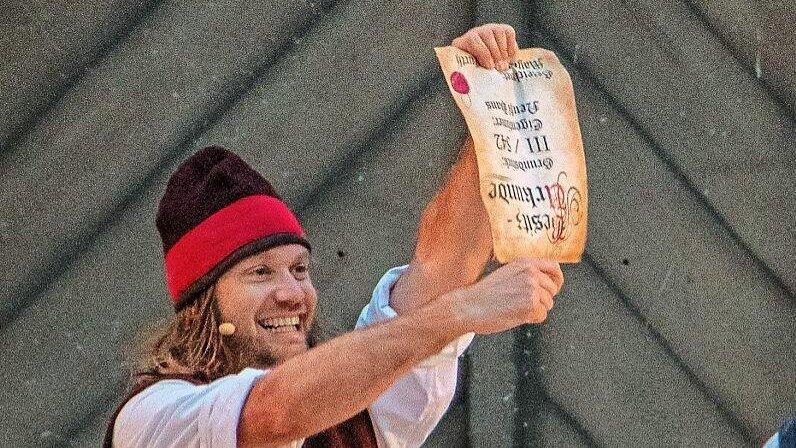 Die Urkunde steht Kopf. Klar, er kann nicht lesen. Die Urkunde steht Kopf. Klar, er kann nicht lesen.