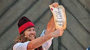 Die Urkunde steht Kopf. Klar, er kann nicht lesen.