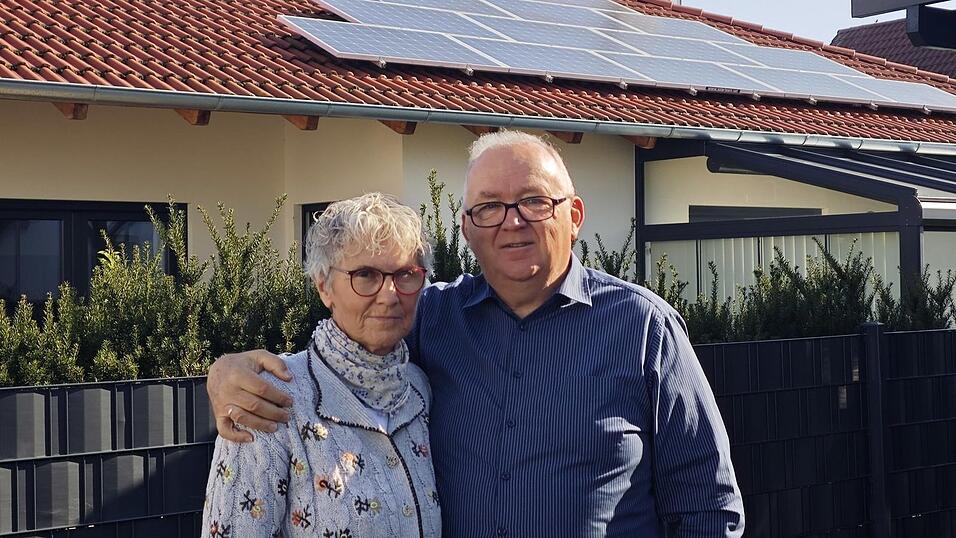 Erika und Ludwig Sinzinger vor ihrem Haus in Sünching. Am Dach die PV-Anlage, die für Sorgen sorgt. Erika und Ludwig Sinzinger vor ihrem Haus in Sünching. Am Dach die PV-Anlage, die für Sorgen sorgt.
