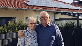 Erika und Ludwig Sinzinger vor ihrem Haus in Sünching. Am Dach die PV-Anlage, die für Sorgen sorgt.