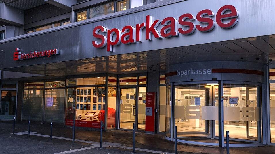Die Sparkassen-Filiale, deren Schlie&szlig;f&auml;cher ausger&auml;umt wurden, bleibt vorerst geschlossen. (Archivbild)