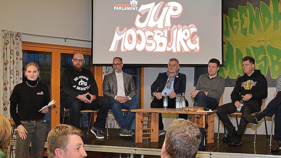 Johanna Bauer, die Vorsitzende des Jugendparlaments (links), begr&uuml;&szlig;te die B&uuml;rgermeisterkandidaten (von links) Alexander Strobl, Gunnar Marcus, Josef Dollinger, Maximilian Mader, Reinhard Lauterbach und Dr. Michael Stanglmaier.