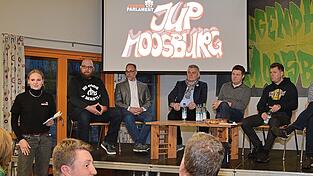 Johanna Bauer, die Vorsitzende des Jugendparlaments (links), begr&uuml;&szlig;te die B&uuml;rgermeisterkandidaten (von links) Alexander Strobl, Gunnar Marcus, Josef Dollinger, Maximilian Mader, Reinhard Lauterbach und Dr. Michael Stanglmaier.