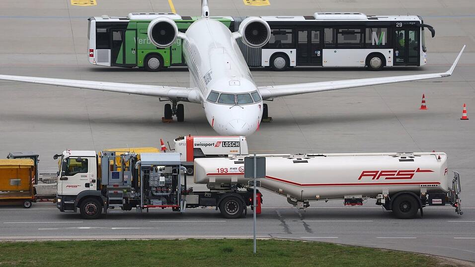 Knappheit bei Kerosin k&ouml;nnte das Fliegen teurer machen.