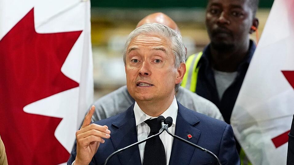 Kanadas Finanzminister Francois-Philippe Champagne hat Details für Gegenzölle auf US-Importe bekanntgegeben. Kanadas Finanzminister Francois-Philippe Champagne hat Details für Gegenzölle auf US-Importe bekanntgegeben.