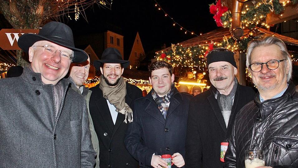 Am Donnerstagabend ist der Landshuter Christkindlmarkt eröffnet worden. Am Donnerstagabend ist der Landshuter Christkindlmarkt eröffnet worden.