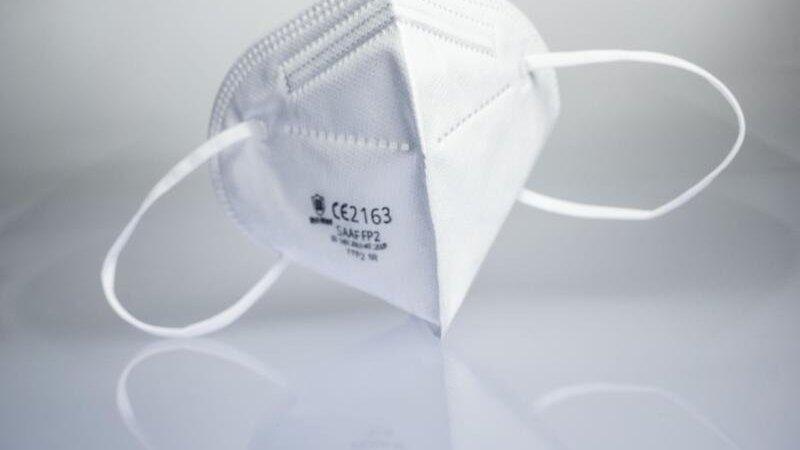 Eine FFP2-Maske liegt auf einem Leuchttisch. Eine FFP2-Maske liegt auf einem Leuchttisch.