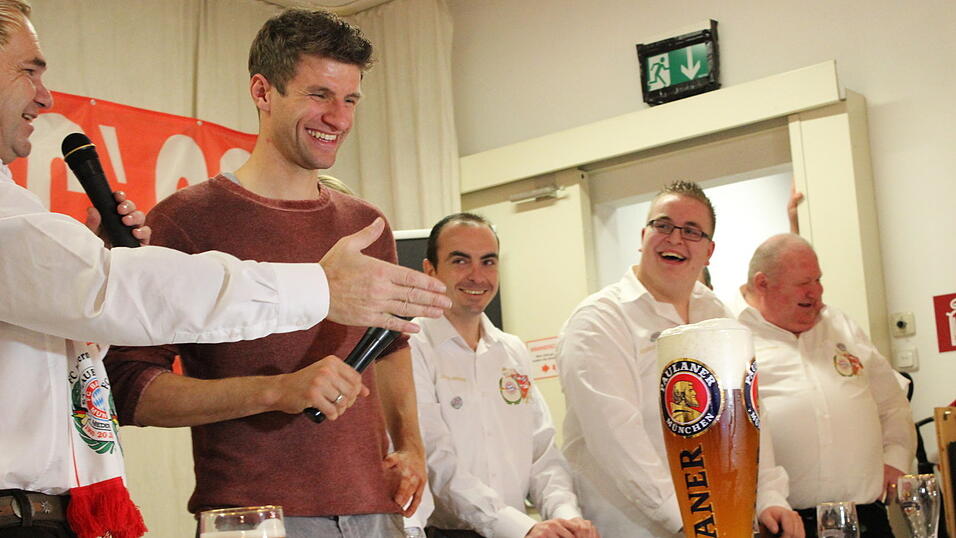 Thomas Müller besuchte am Sonntagnachmittag den 'FC Bayern-Fanclub Straubing '93'. (Foto: Fabian Roßmann) Thomas Müller besuchte am Sonntagnachmittag den 'FC Bayern-Fanclub Straubing '93'. (Foto: Fabian Roßmann)