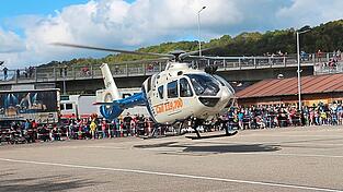 Ein Polizeihubschrauber landete auf dem Dultgelände und wurde anschließend zur Besichtigung freigegeben.