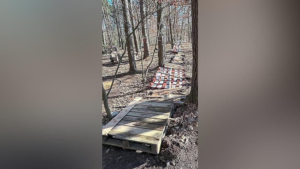 Unbekannte haben den Zaun des Waldspielplatzes umgeworfen.