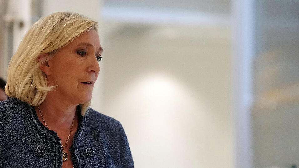 Marine Le Pen verl&auml;sst noch w&auml;hrend der Urteilsbegr&uuml;ndung den Gerichtssaal.