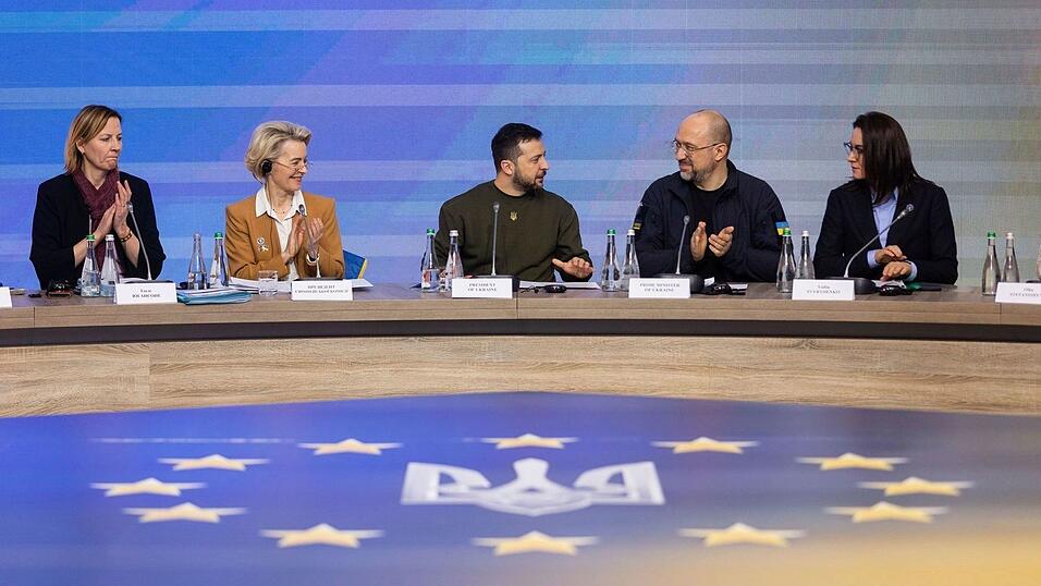 Der ukrainische Präsident Wolodymyr Selenskyj (Mitte) hat Vize-Ministerpräsidentin Swyrydenko (rechts im Bild) gebeten, die Regierungsbildung zu übernehmen. (Archivbild)