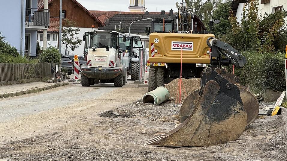Die Gemeinde Oberschneiding hat sich um die Erneuerung des Kanals gekümmert; das Bild stammt vom Herbst. - Ist diese Maßnahme abgeschlossen, sorgt der Landkreis für die Erneuerung der Fahrbahn. Die Gemeinde Oberschneiding hat sich um die Erneuerung des Kanals gekümmert; das Bild stammt vom Herbst. - Ist diese Maßnahme abgeschlossen, sorgt der Landkreis für die Erneuerung der Fahrbahn.
