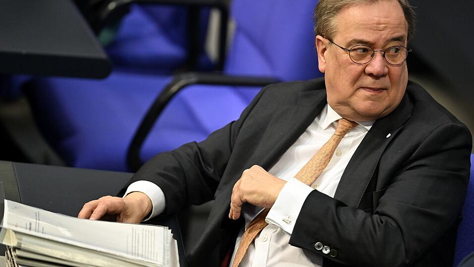 Armin Laschet im Plenarsaal des Bundestags - inzwischen tr&auml;gt er eine Armst&uuml;tze (Archivfoto)