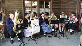 Die Musikkapelle &bdquo;Blo&szlig; Blech&ldquo; aus Donaustauf vor der Kronbergh&uuml;tte.