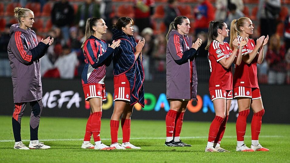 Auch ohne Sieg wurden die Bayern-Fu&szlig;ballerinnen nach dem Spiel gefeiert.