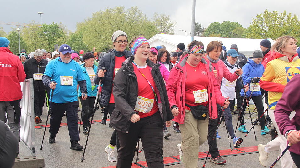 Auch die großen Herzogstadtläufer ließen sich wie schon die Kleinen am Samstag durch das nasskalte Aprilwetter den Spaß am Sport unter freiem Himmel nicht verderben.