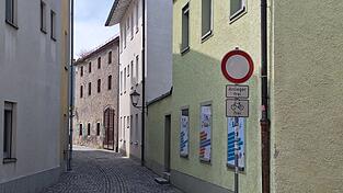 Gesperrt, für Anlieger und Radfahrer frei - solche Schilder stehen in der Innenstadt mehrere.