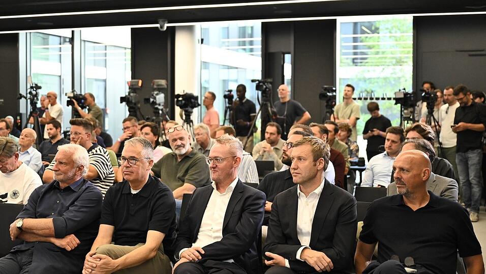 Marc Kosicke (r) sa&szlig; bei J&uuml;rgen Klopps Vorstellung ganz vorne.