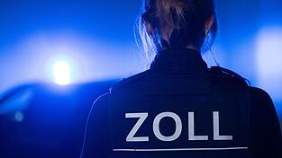 Die Beamten kontrollierten 77 Besch&auml;ftigte aus 25 Nationen. (Symbolbild)