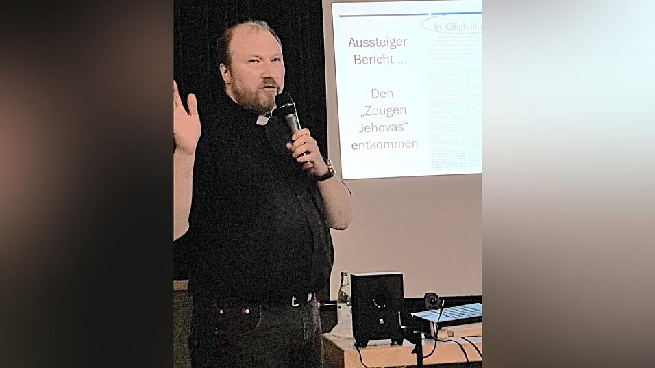 Pfarrer Markus Hochheimer bei seinem Vortrag über Sekten.