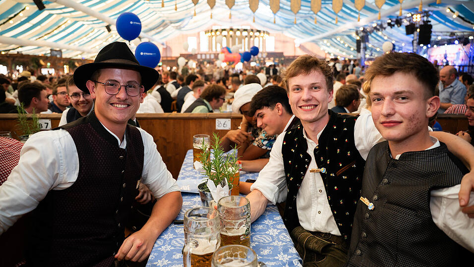 Die Partybilder vom Freitag, 14. August, aus dem Festzelt Wenisch. Die Partybilder vom Freitag, 14. August, aus dem Festzelt Wenisch.