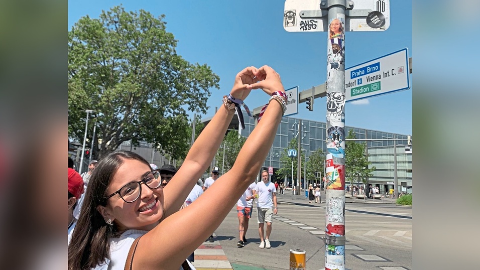 Mittlerweile entdecken Freundinnen Aufkleber von Samina wie in Wien.