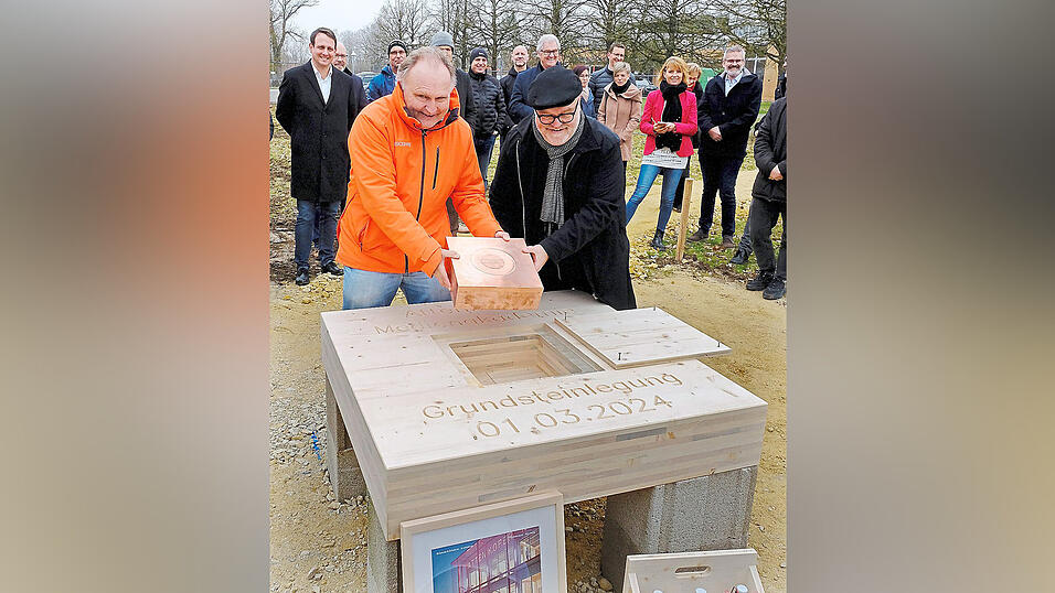 Klassisch wurden M&uuml;nzen, eine aktuelle Tagblattausgabe, Baupl&auml;ne und die Einladung zur Grundsteinlegung mit in die Zeitkapsel gelegt. Der Grundstein, der sich im Eingangsbereich der Medienakademie wiederfinden wird, ist nat&uuml;rlich auch aus Holz. Verleger Prof. Dr. Martin Balle (l.) mit Architekt Peter Br&uuml;ckner bei der Versiegelung der Zeitkapsel.