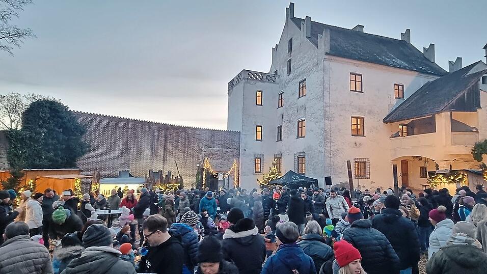 Am Samstagnachmittag war der Innenhof gut besucht. Am Samstagnachmittag war der Innenhof gut besucht.