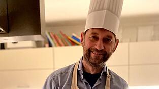 Tom Bauer mit Kochmütze und Schürze: Der Kulturpreisträger kocht den Entenbraten allerdings nur im Team mit seiner Frau. 