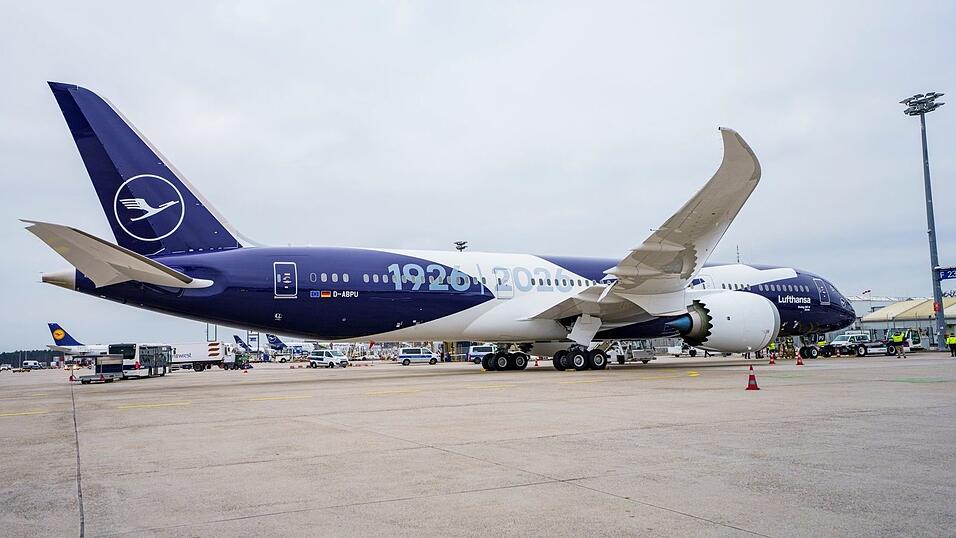 Sechs Flugzeuge will die Lufthansa mit einer Sonderlackierung versehen, die das Kranich-Symbol mit der 100 und den Jahreszahlen 1926 und 2026 verbindet.