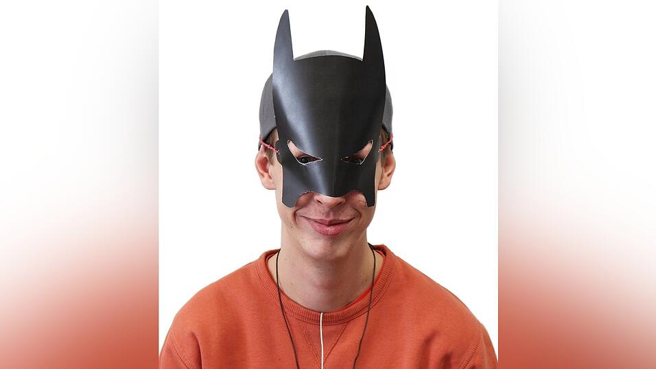 Batman: Einmal der Dunkle R&auml;cher sein, der Schrecken, der die Nacht durchflattert. Nur, wie, wenn Batmans Alter Ego Bruce Wayne Milliard&auml;r ist und sein Kost&uuml;m gef&uuml;hlt genauso viel kostet? Zum Gl&uuml;ck kannst du es dir auch einfach machen. Wichtig bei Batman ist seine Maske - die gibt es fast &uuml;berall zu kaufen. Oder du l&auml;dst dir eine Vorlage aus dem Internet herunter. Aufsetzen und schon bist du auch ein wenig wie der Dunkle R&auml;cher.