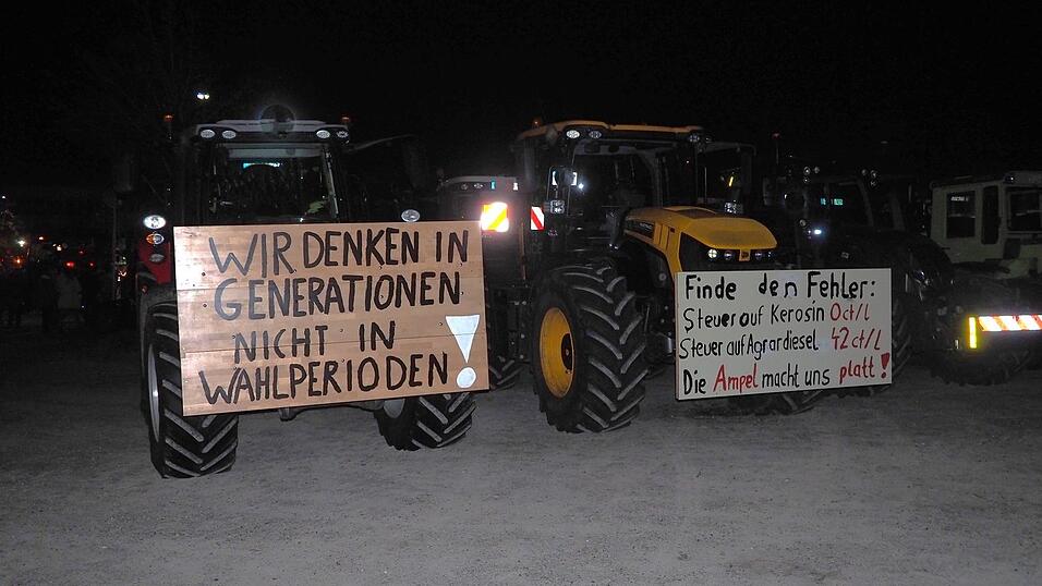 Verschiedene Plakate waren an den Traktoren befestigt. Verschiedene Plakate waren an den Traktoren befestigt.