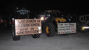 Verschiedene Plakate waren an den Traktoren befestigt. Verschiedene Plakate waren an den Traktoren befestigt.