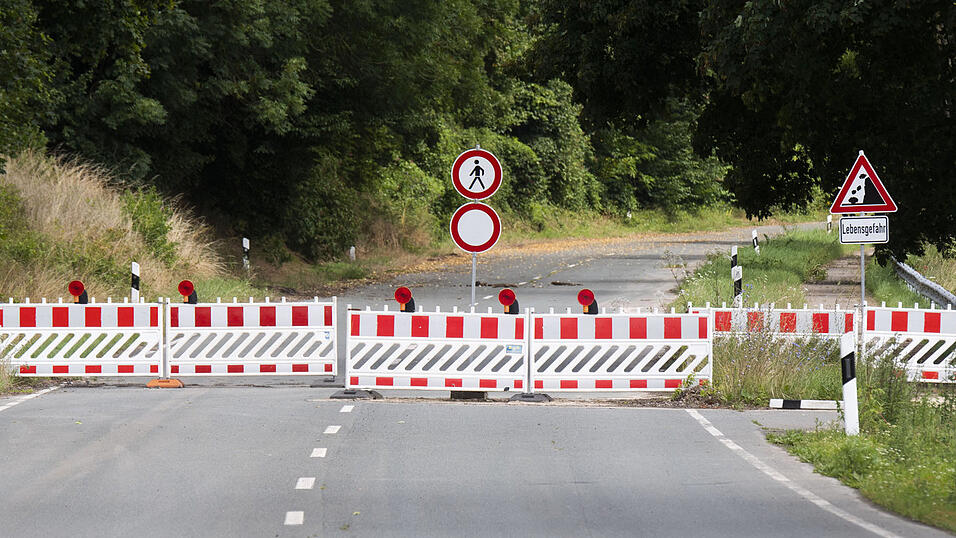 Der Landkreis sieht sich aufgrund akuter Gefahrenlage gezwungen, die Durchfahrt in dem gefährdeten Bereich zu sperren. (Symbolbild)