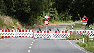 Der Landkreis sieht sich aufgrund akuter Gefahrenlage gezwungen, die Durchfahrt in dem gefährdeten Bereich zu sperren. (Symbolbild)