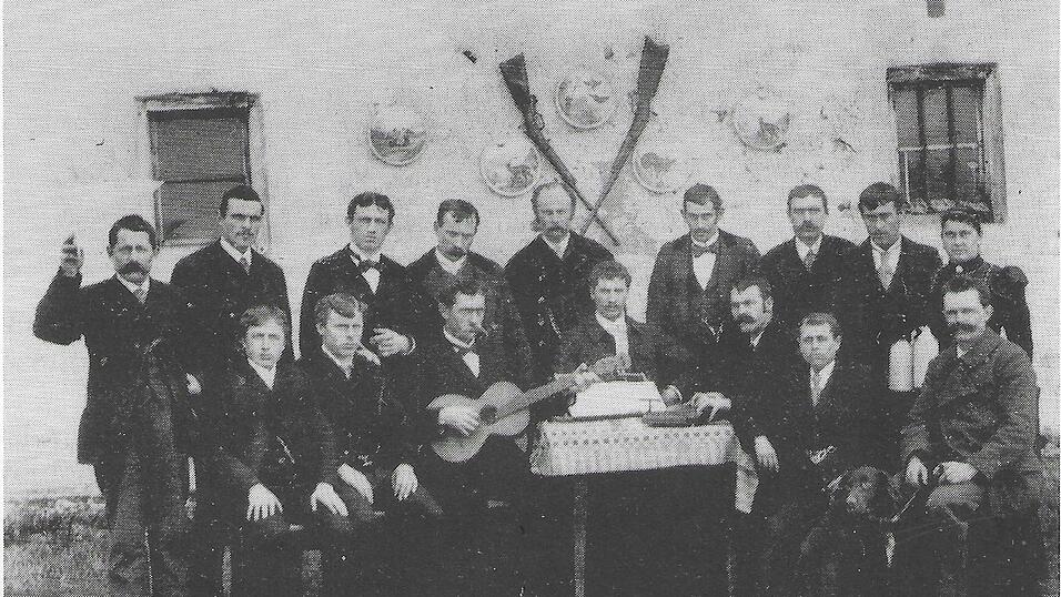Die Neuschwansteiner Schützen: ein Gründungsfoto von 1900. Die Neuschwansteiner Schützen: ein Gründungsfoto von 1900.