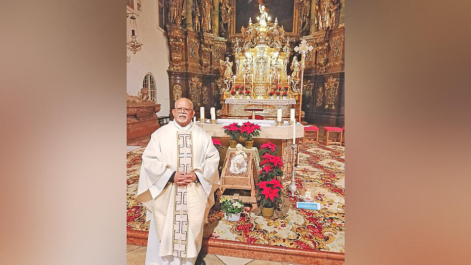 Pater Sunny nach der Christmette in der Karmelitenkirche.