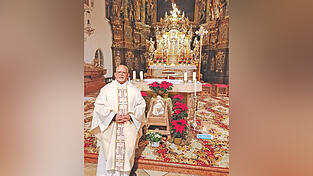 Pater Sunny nach der Christmette in der Karmelitenkirche.