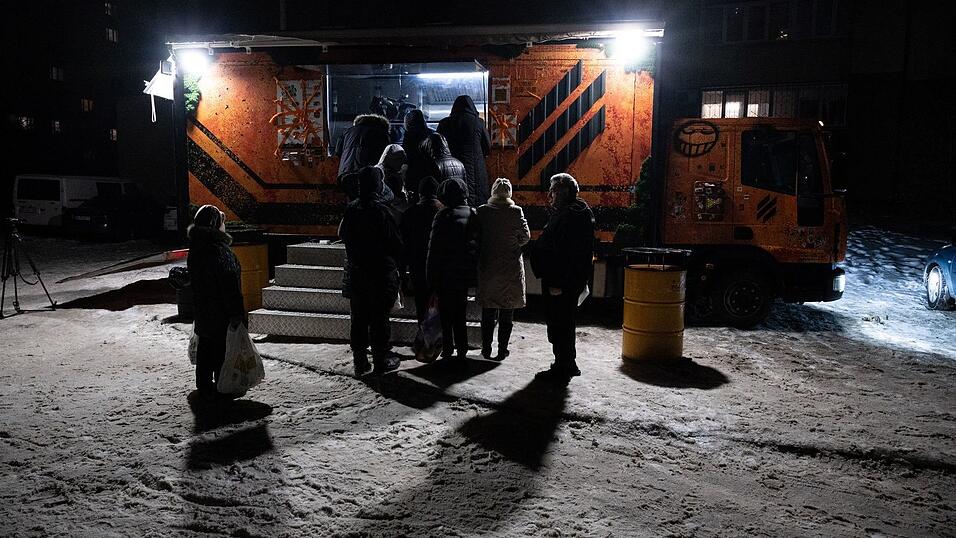 In Kiew stehen Bürger für warme Mahlzeiten Schlange, da es in vielen Häusern weder Strom noch Fernwärme gibt. In Kiew stehen Bürger für warme Mahlzeiten Schlange, da es in vielen Häusern weder Strom noch Fernwärme gibt.