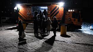 In Kiew stehen Bürger für warme Mahlzeiten Schlange, da es in vielen Häusern weder Strom noch Fernwärme gibt. In Kiew stehen Bürger für warme Mahlzeiten Schlange, da es in vielen Häusern weder Strom noch Fernwärme gibt.