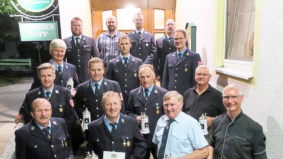 Erste Reihe von links: Thomas Hagl, Andreas Hagl, Georg Zellmer, Stefan Popp; Zweite Reihe von links: Kommandant Uli Hückinghaus, Ludwig Hahn, Josef Mayer, Josef Popp; Dritte Reihe von links: Josef Obermaier, Vorsitzender Anton Luschtinetz, Kassier Reinhard Mayer; Vierte Reihe von links: KBM Matthias Wagner, Dritter Bürgermeister Thoma, Sebastian Obermaier, Schriftführer Christian Majewski. Erste Reihe von links: Thomas Hagl, Andreas Hagl, Georg Zellmer, Stefan Popp; Zweite Reihe von links: Kommandant Uli Hückinghaus, Ludwig Hahn, Josef Mayer, Josef Popp; Dritte Reihe von links: Josef Obermaier, Vorsitzender Anton Luschtinetz, Kassier Reinhard Mayer; Vierte Reihe von links: KBM Matthias Wagner, Dritter Bürgermeister Thoma, Sebastian Obermaier, Schriftführer Christian Majewski.