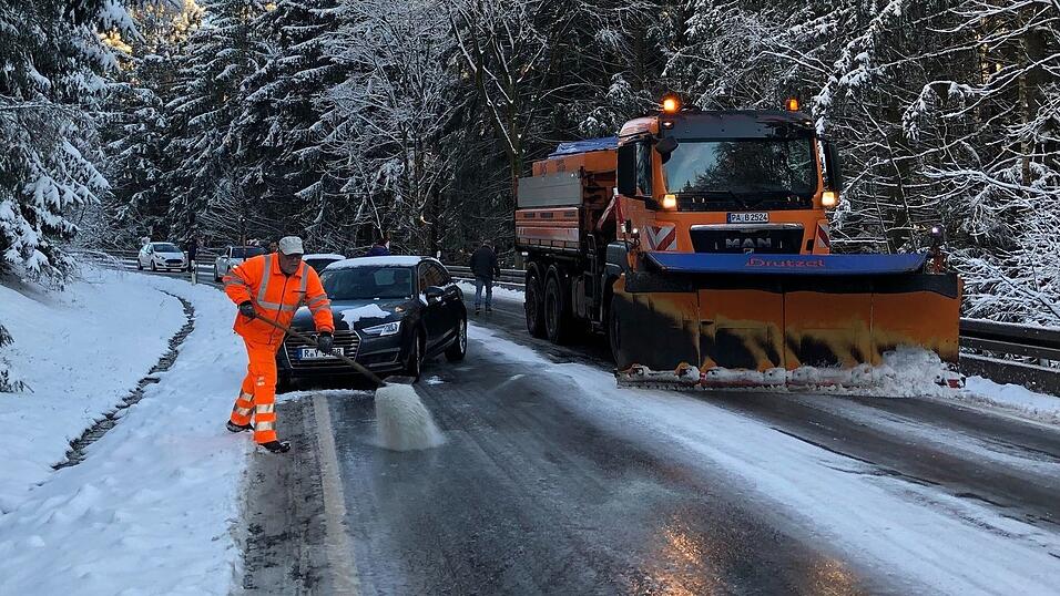 Schnee und Glätte können für schwierige Bedingungen im Straßenverkehr sorgen. (Archivbild) Schnee und Glätte können für schwierige Bedingungen im Straßenverkehr sorgen. (Archivbild)